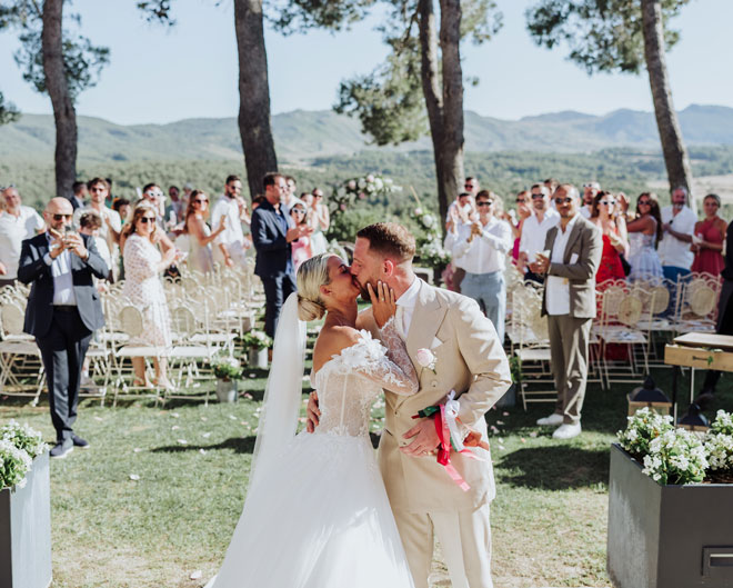 La salida de una boda civil