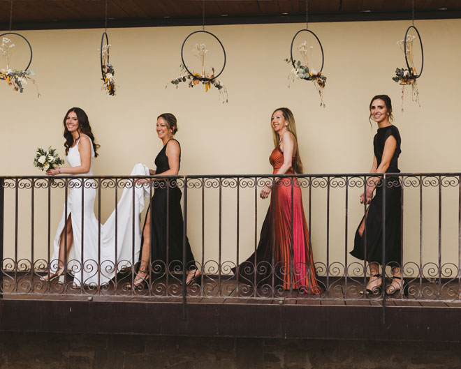 vestir-se per a un casament de nit: vestits llargs i looks coordinats per a convidades especials núvia i amigues amb vestits llargs i elegants, exemple de vestir-se per a un casament de nit amb estil i personalitat