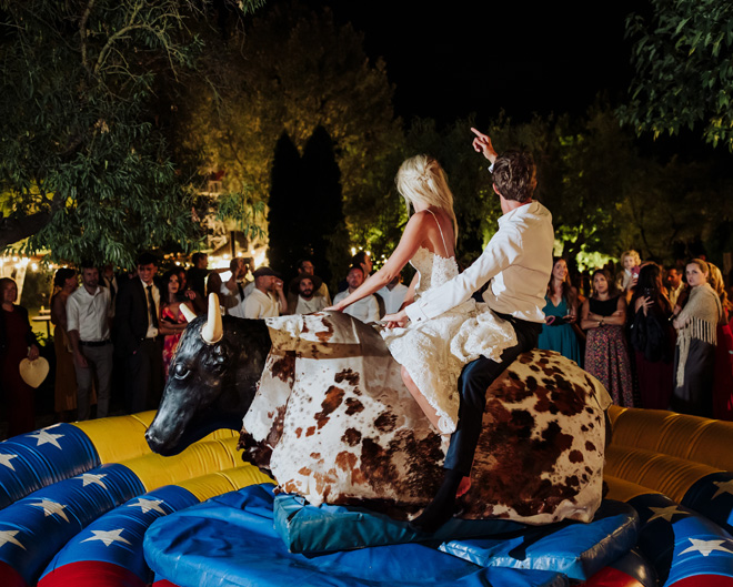 Toro mecánico en una hora loca de boda