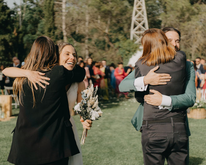 Convidats i nuvis abraçant-se després de la cerimònia, exemple de com organitza el casament amb emoció i alegria