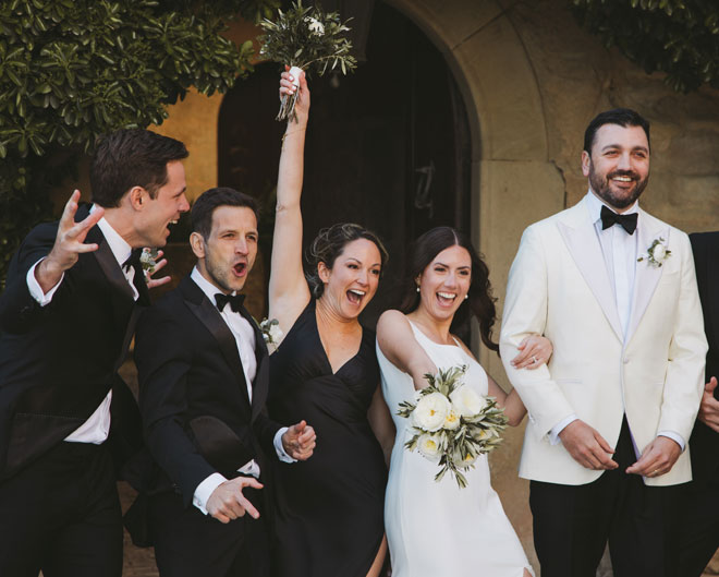 grup d'invitats i núvia amb vestits i vestits de nit, exemples per vestir-se per a un casament de nit amb estil