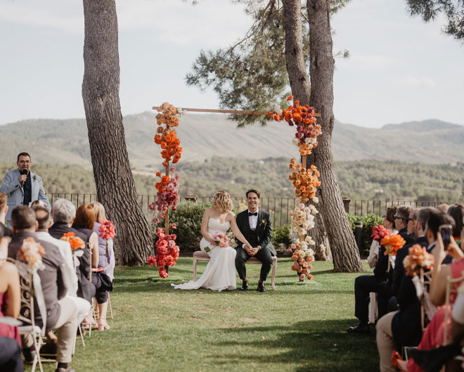 Arco decorativo de otoño en una boda en el campo