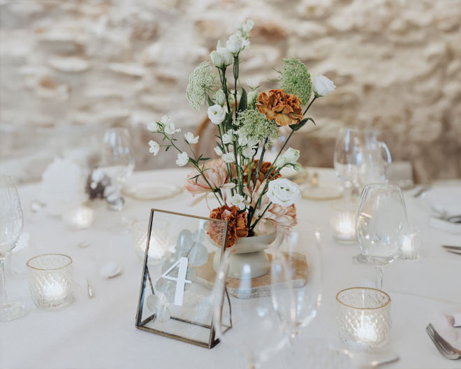 Velas y adornos en las mesas de boda