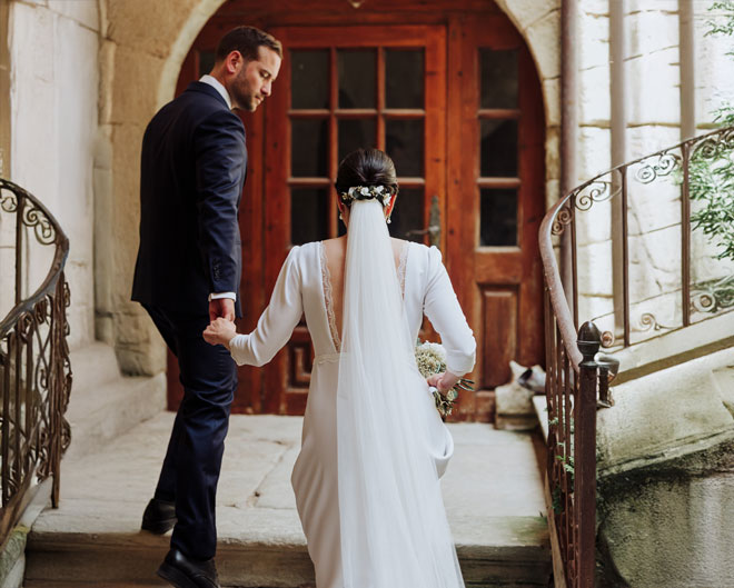 alternatives al vel en casament civil: tocat floral per a núvies modernes parella de nuvis en casament civil, núvia amb tocat floral com a alternativa al vel