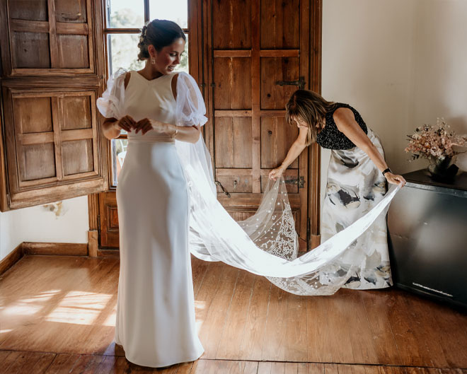 es porta vel en casament civil: inspiració per a núvies amb estil modern núvia amb vestit minimalista i vel en cerimònia civil, mare ajudant a col·locar el vel