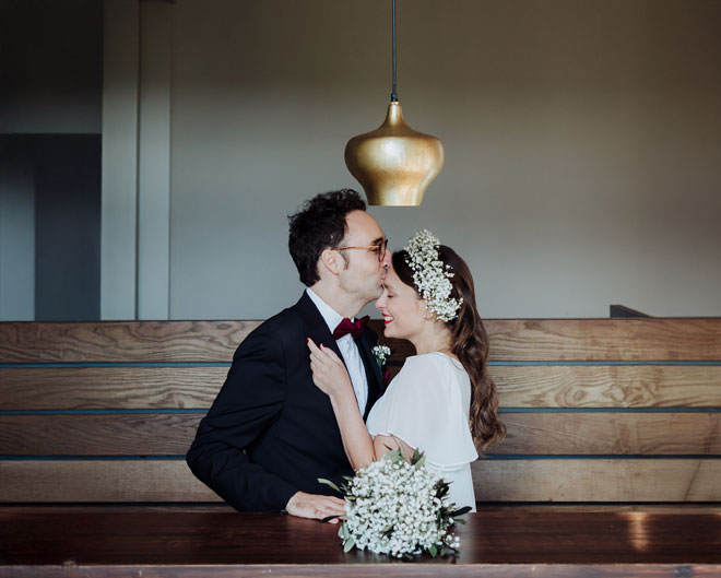 alternatives al vel en casament civil: tocat floral per a núvies modernes parella de nuvis en casament civil, núvia amb tocat floral com a alternativa al vel