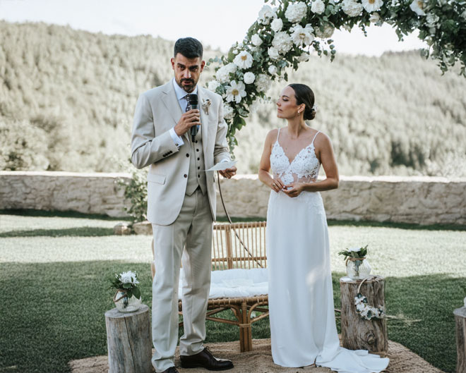 Novios emocionados en la lectura especial en su boda civil, rodeados de amigos