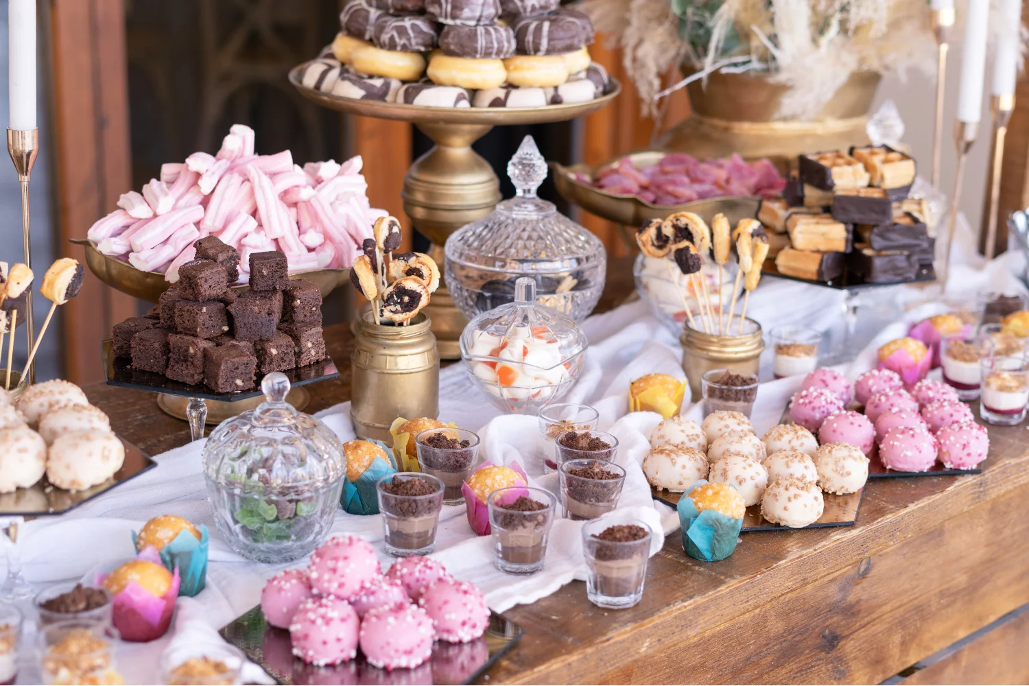Mesa de dulces para boda con reposter&iacute;a artesanal y decoraci&oacute;n floral.